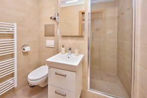 Apartmán KORZO Nové Zámky – kúpeľňa s umývadlom a zrkadlom