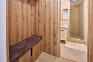 Apartmán KORZO Nové Zámky – chodba so šatníkom