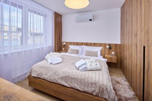Apartmán KORZO Nové Zámky – pohodlná posteľ v spálni