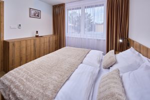 Apartmán KORZO Nové Zámky – moderná spálňa so zatienením