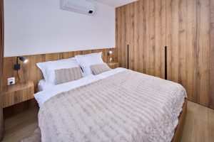 Apartmán KORZO Nové Zámky – spálňa s manželskou posteľou