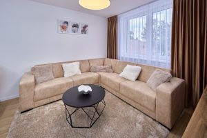 Apartmán KORZO Nové Zámky – obývačka so sedačkou a TV