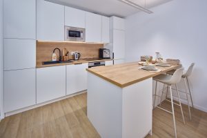 Apartmán KORZO Nové Zámky – kuchyňa s indukčnou varnou doskou