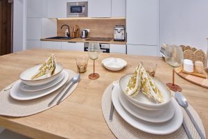 Apartmán KORZO Nové Zámky – moderná kuchyňa s chladničkou a mikrovlnkou