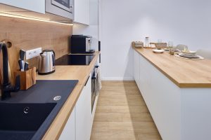 Apartmán KORZO Nové Zámky – kuchyňa s kávovarom a jedálenským kútom