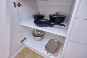 Apartmán KORZO Nové Zámky – kuchyňa a jedálenský stôl